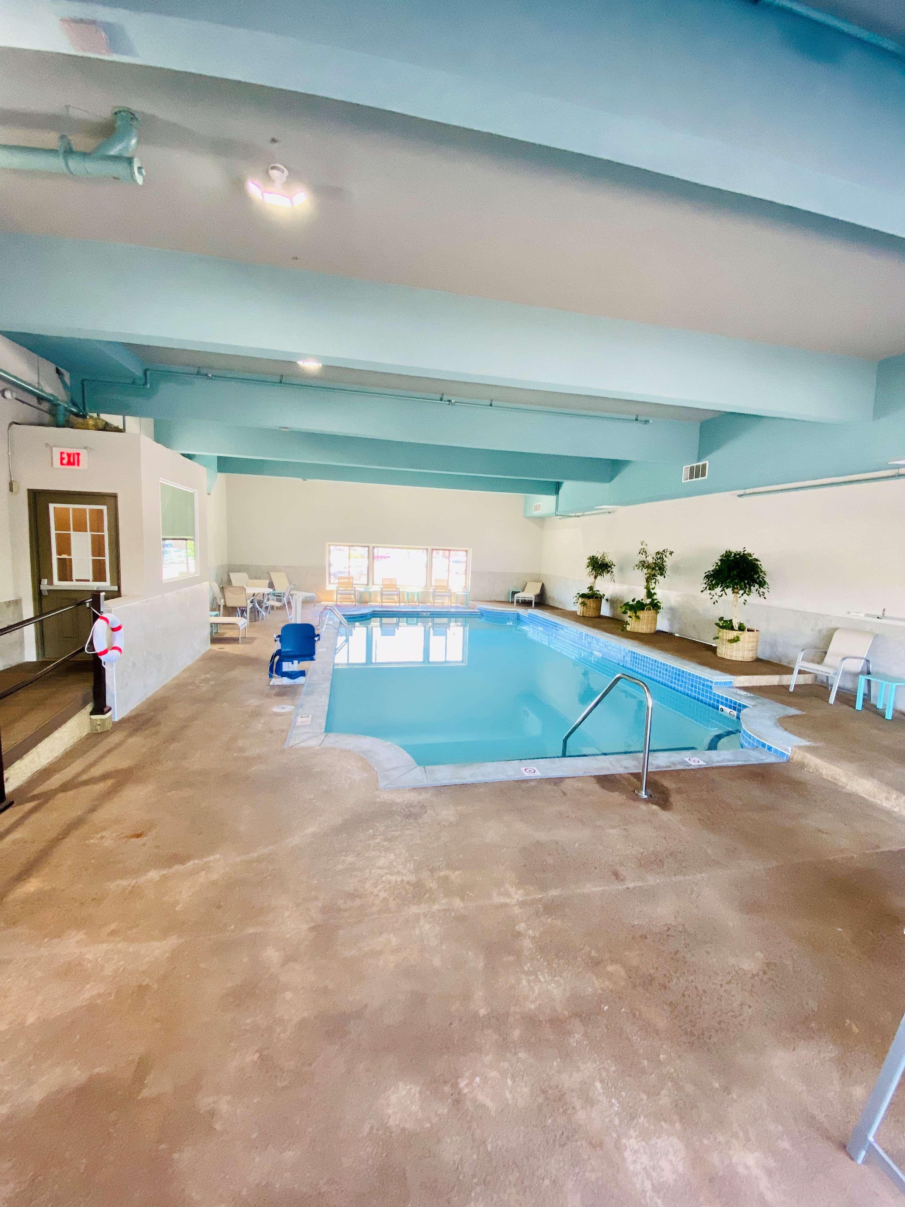 Best Western Plus Landmark Inn Laconia Exterior photo