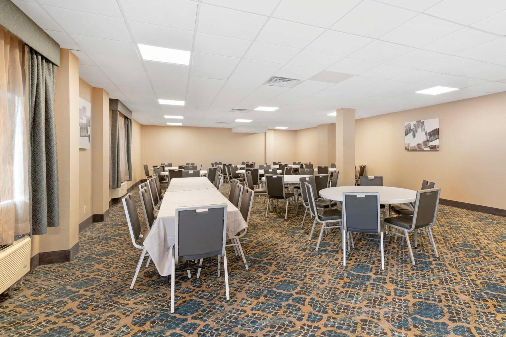 Best Western Plus Landmark Inn Laconia Exterior photo