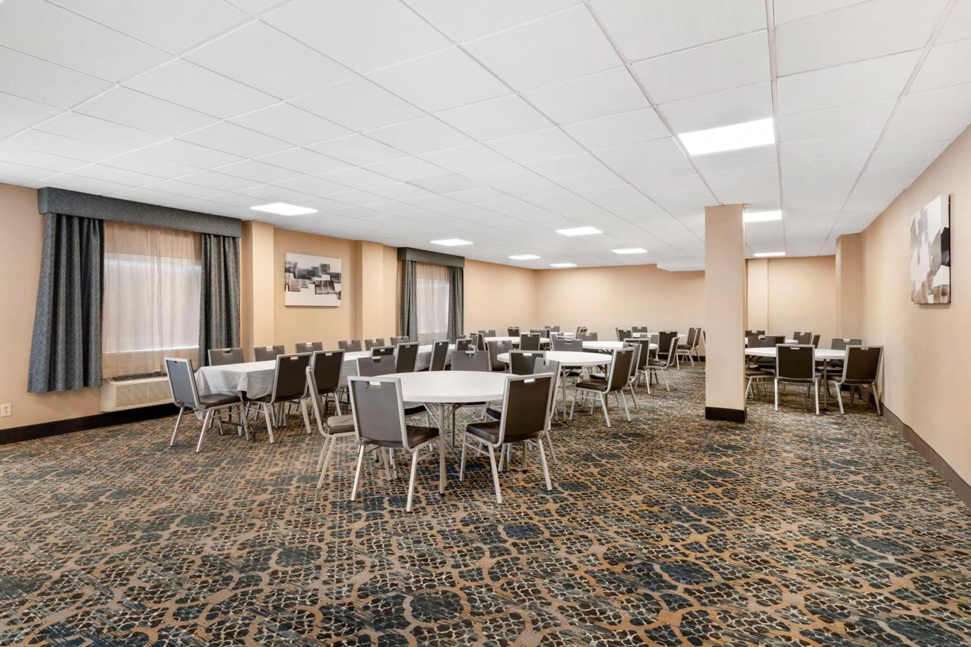 Best Western Plus Landmark Inn Laconia Exterior photo